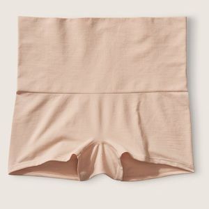 PINK
SEAMLESS SHAPE SHORTIE